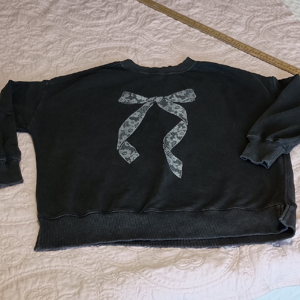 AeriecBlack Women's Crewneck Sweatshirt with Bow Graphic